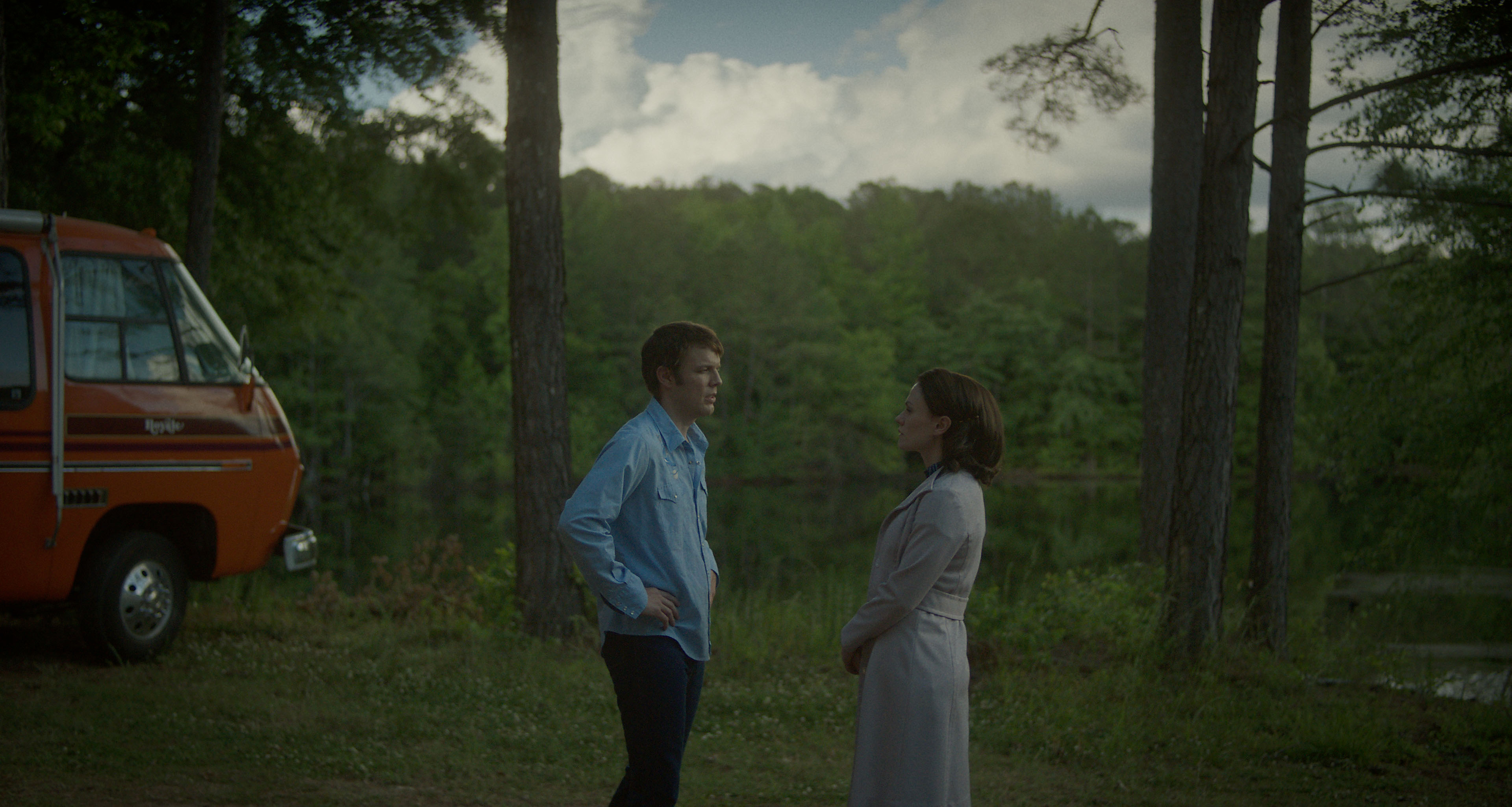 Jake Lacy und Anna Paquin stehen zusammen und unterhalten sich in einer Szene aus A Friend of the Family.