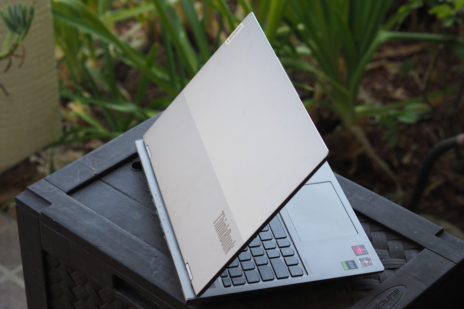 Lenovo ThinkBook 16p Gen 3, вид сзади с крышкой и логотипом.