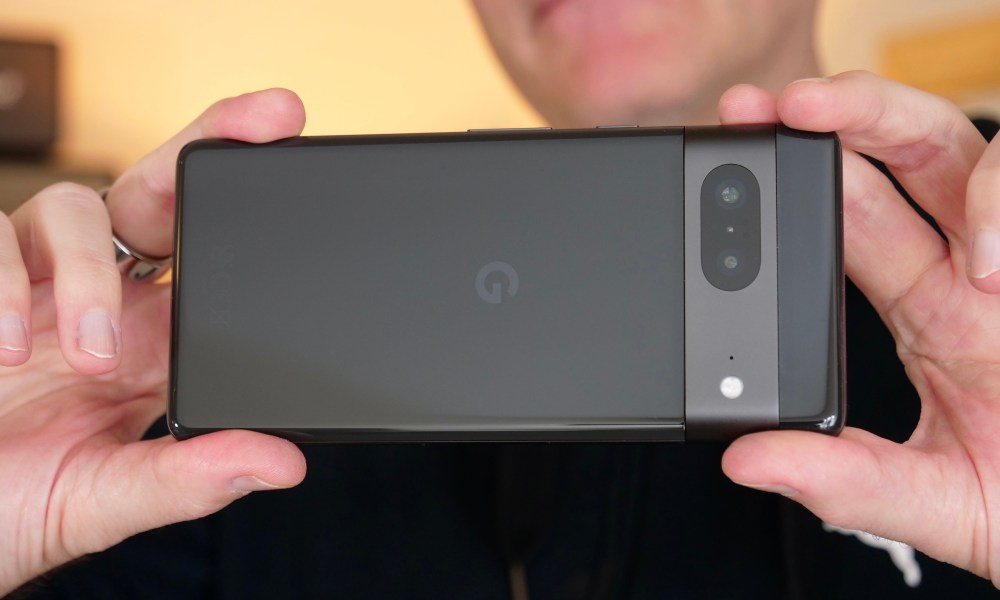 Man holding the Google Pixel 7 like a camera.