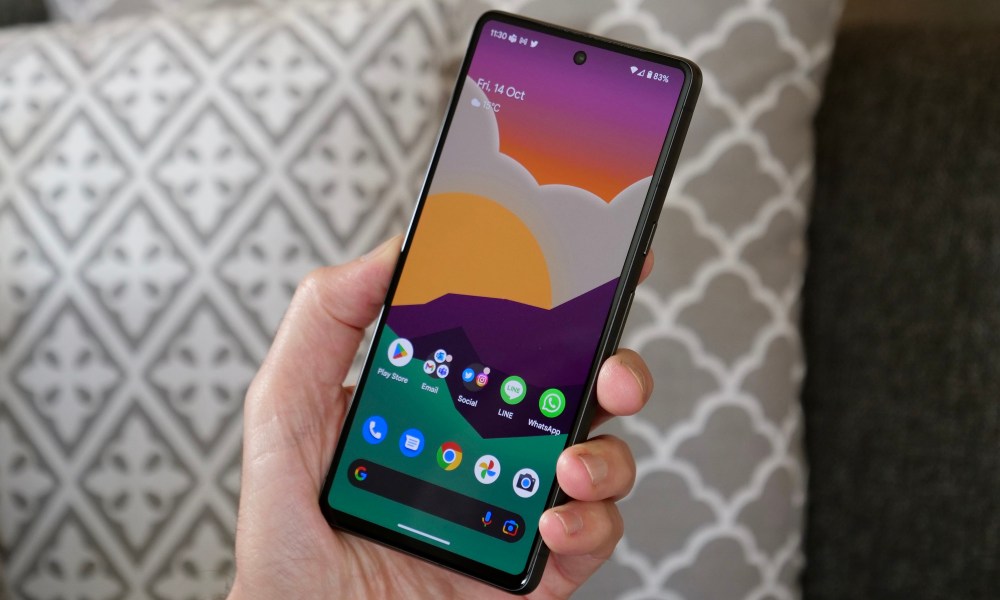 The Google Pixel 7's screen, held in a man's hand.