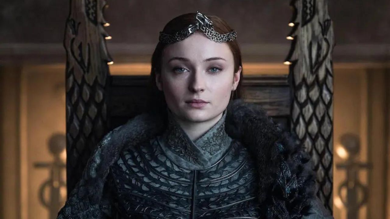 Sansa portant une couronne Stark et regardant la caméra dans Game of Thrones.