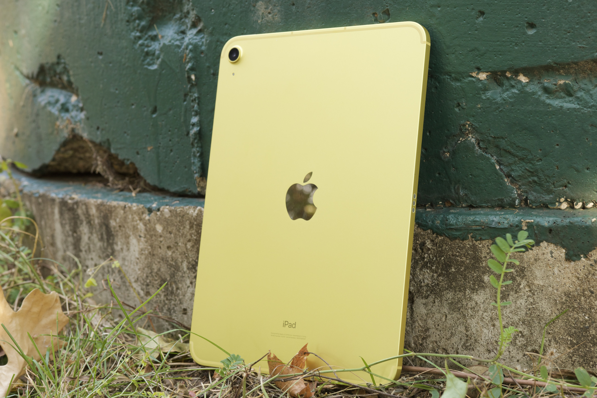 iPad (2022) dalam warna kuningnya.