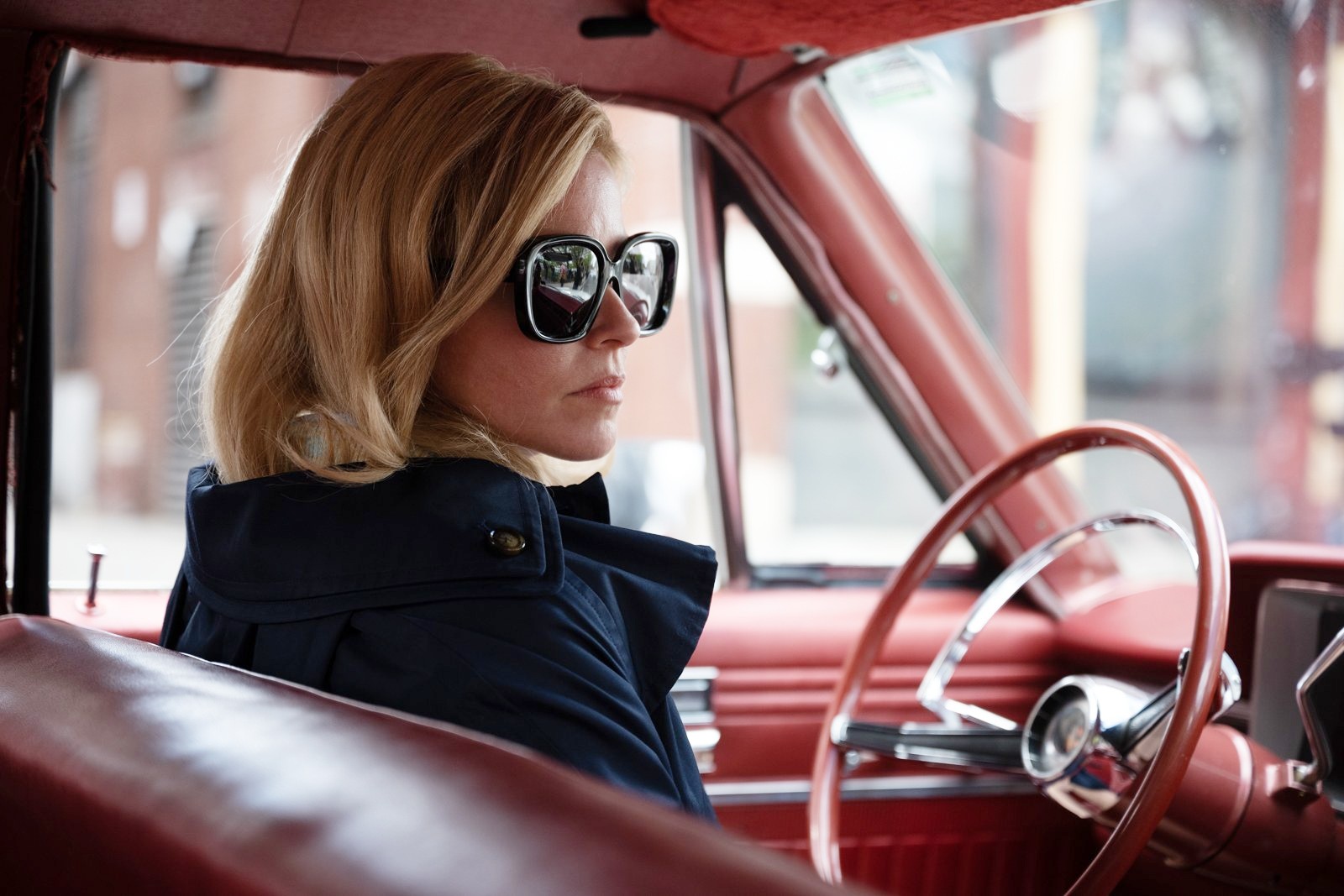 Elizabeth Banks est assise dans une voiture dans Call Jane.