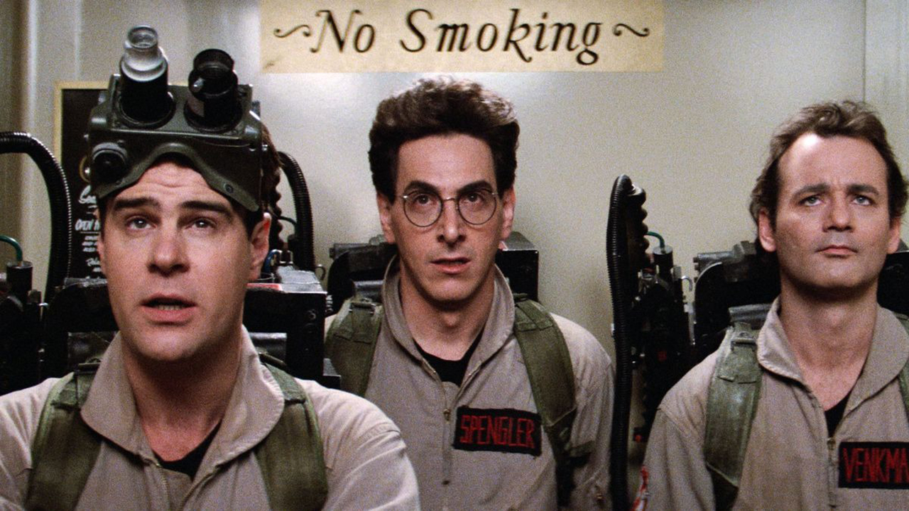 Les trois personnages principaux du film original Ghostbusters en tenue complète.