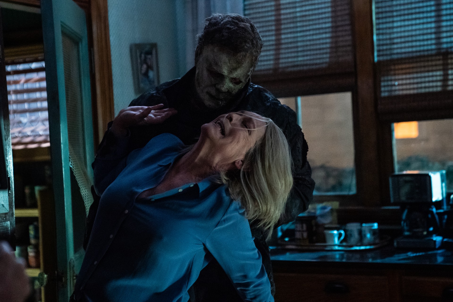 Michael Myers intenta apuñalar al personaje de Jamie Lee Curtis en una escena de Halloween Ends.