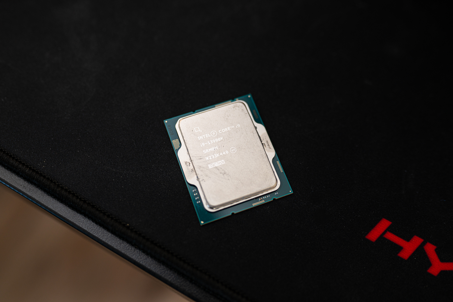 Intel Core i9-13900K sentado em um mousepad.