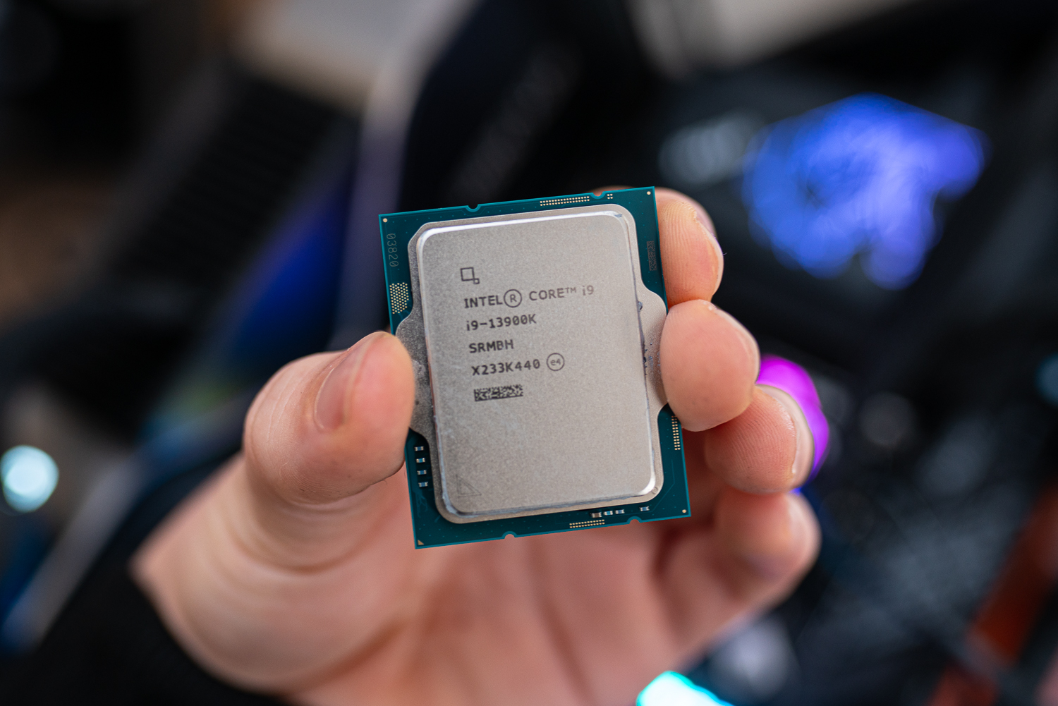 Intel Core i9-13900K zwischen den Fingerspitzen gehalten.