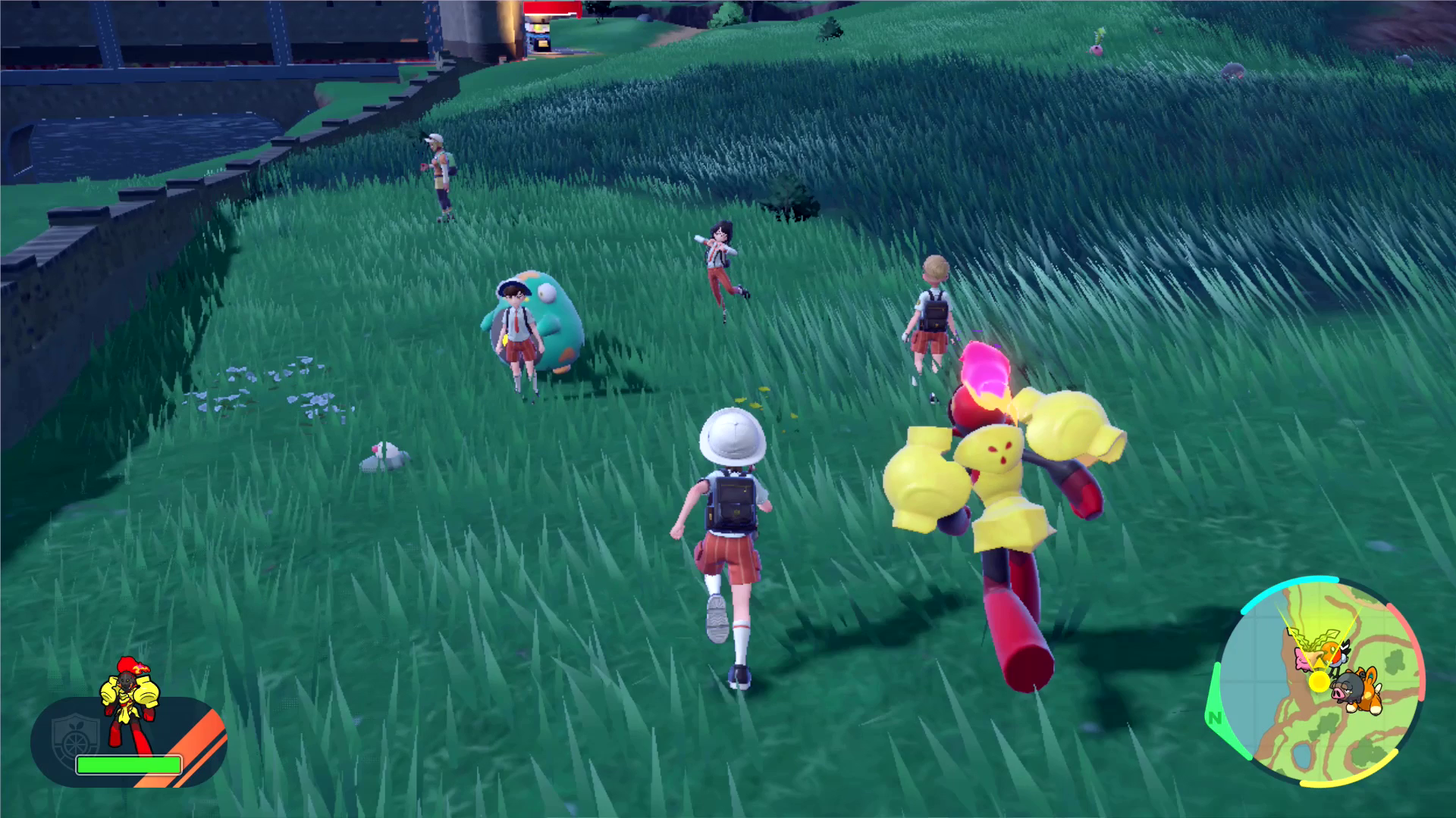 पोकेमोन ट्रेनर पोकेमोन वायलेट और स्कारलेट में अपने राक्षसों के साथ दौड़ते हैं।