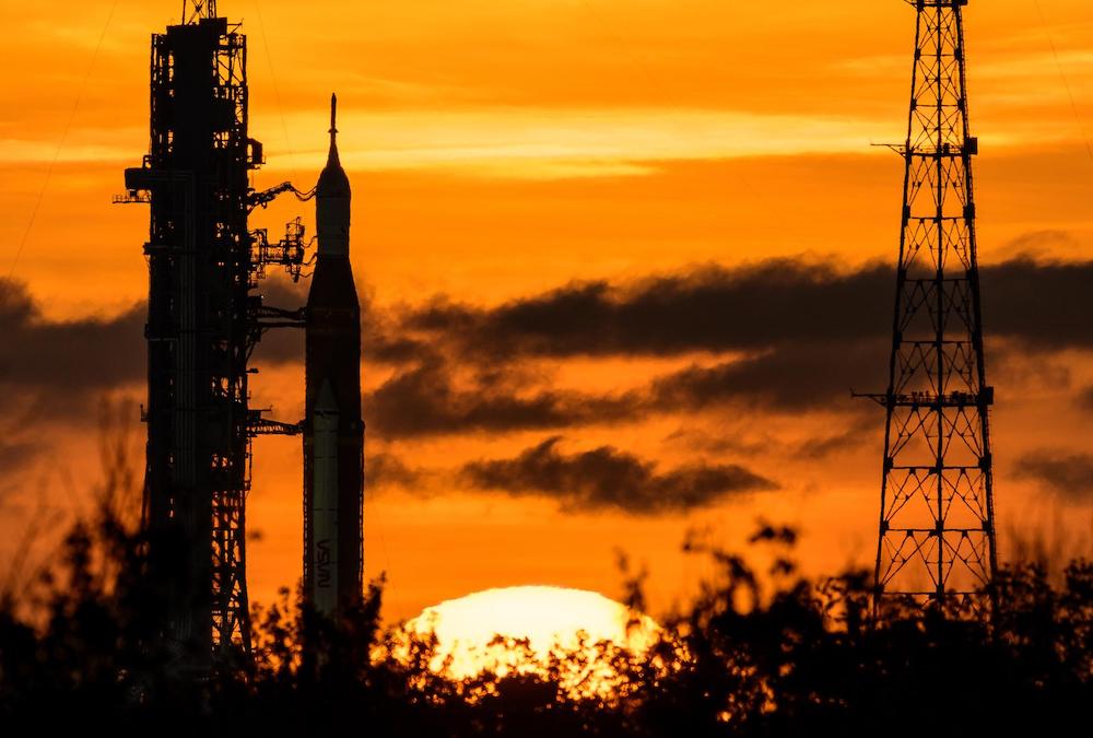 La fusée SLS de la NASA sur la rampe de lancement à l'été 2022.