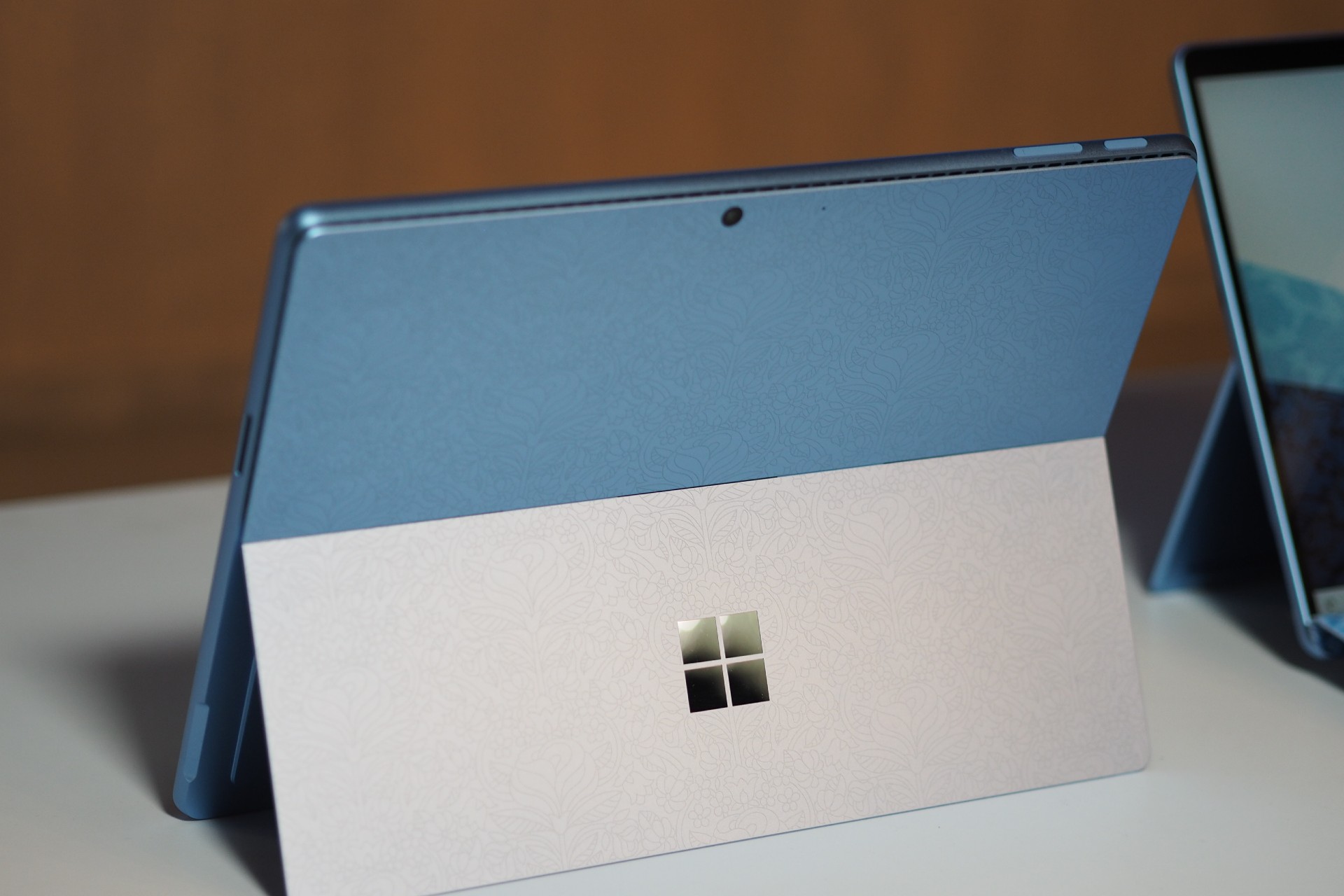Die Rückseite der Liberty London-Version des Surface Pro 9.