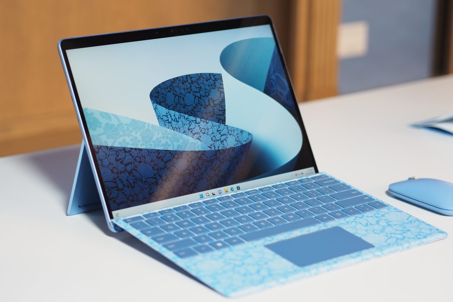 Schräge Vorderansicht des Microsoft Surface Pro 9 mit Display und Type Cover.