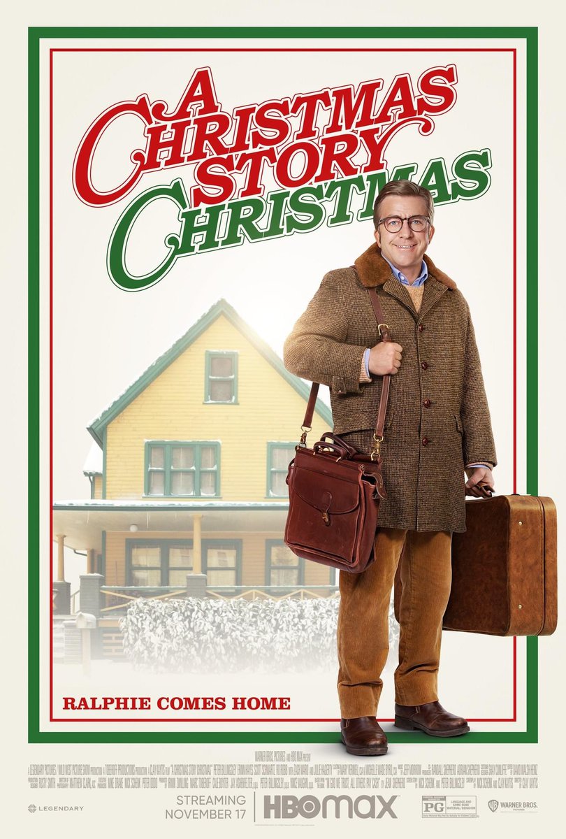 Ralphie se para frente a su casa con bolsas en el póster de A Christmas Story Christmas.