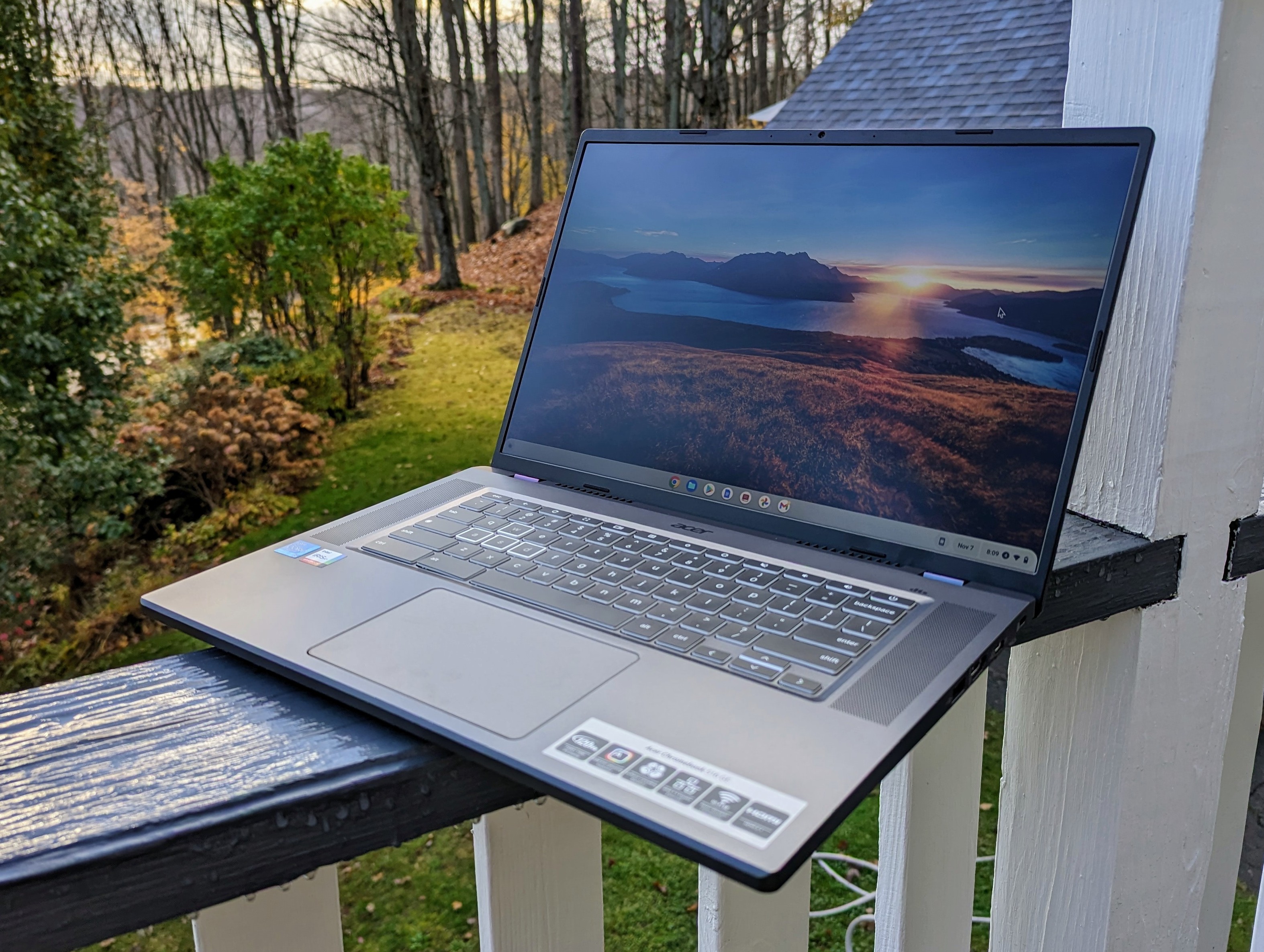 Testbericht zum Acer Chromebook 516 GE auf Geländer im Freien