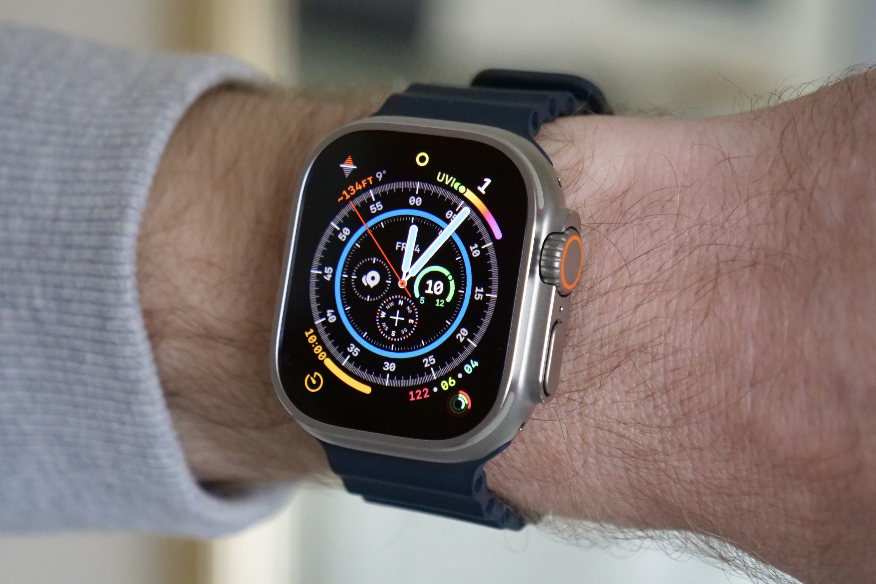 El círculo amarillo muestra que el Apple Watch Ultra está en modo de bajo consumo.