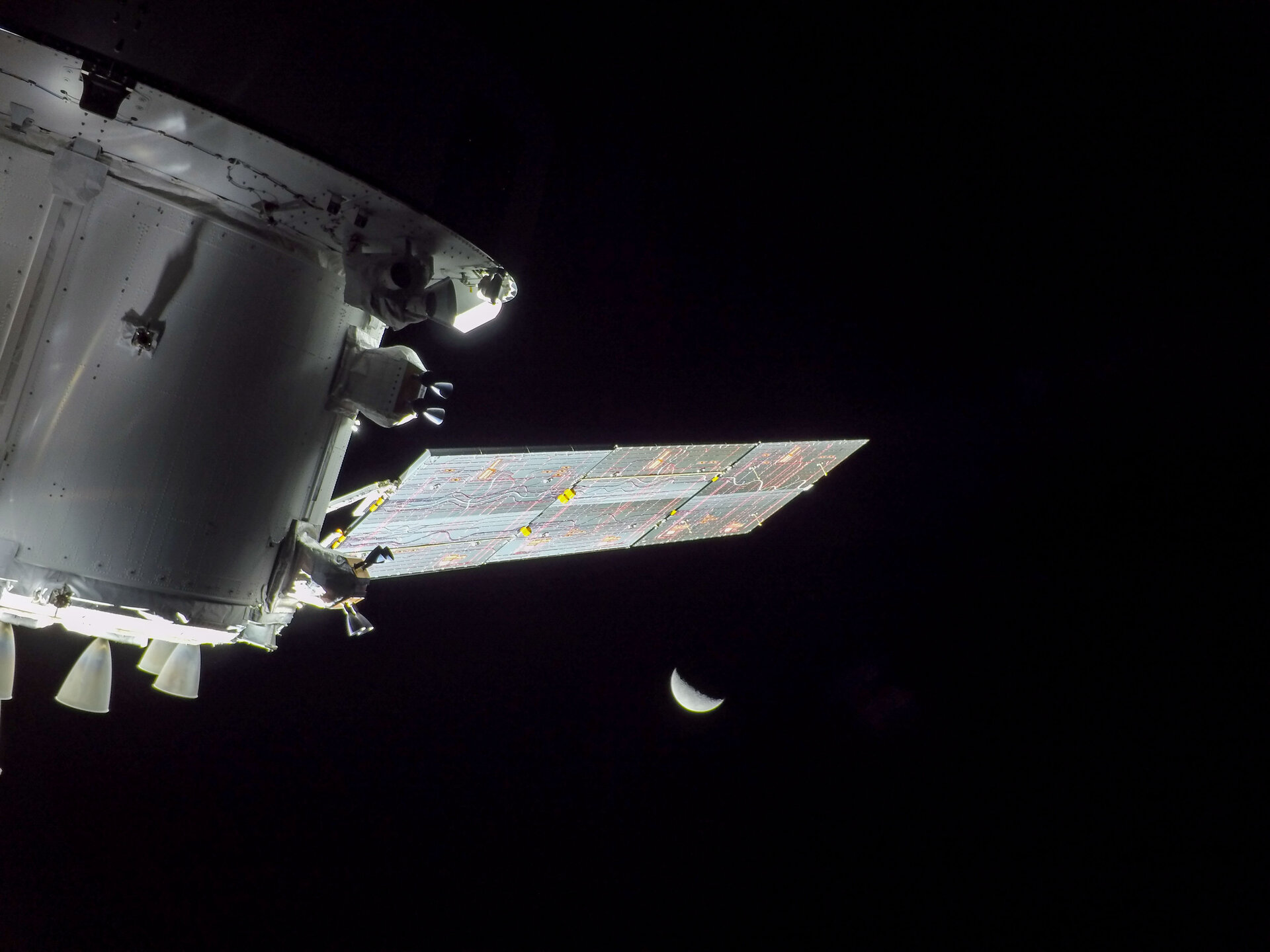 24 नवंबर 2022 को आर्टेमिस I मिशन के उड़ान दिवस नौ पर, ईएसए के यूरोपीय सेवा मॉड्यूल से देखा गया चंद्रमा का दृश्य जो नासा के ओरियन अंतरिक्ष यान को चंद्रमा और वापस ले जा रहा है।