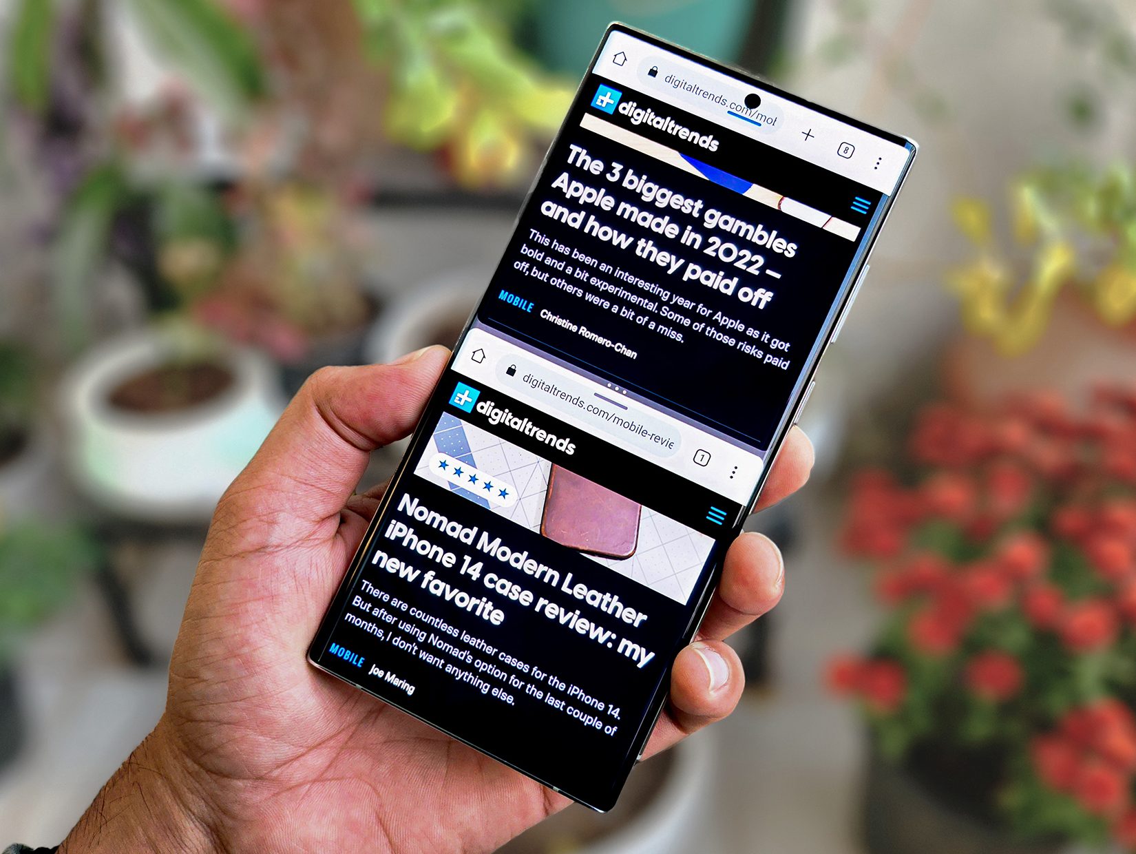Double Chrome ouvert sur Samsung Galaxy S22 Ultra tenu à la main devant des pots de fleurs.