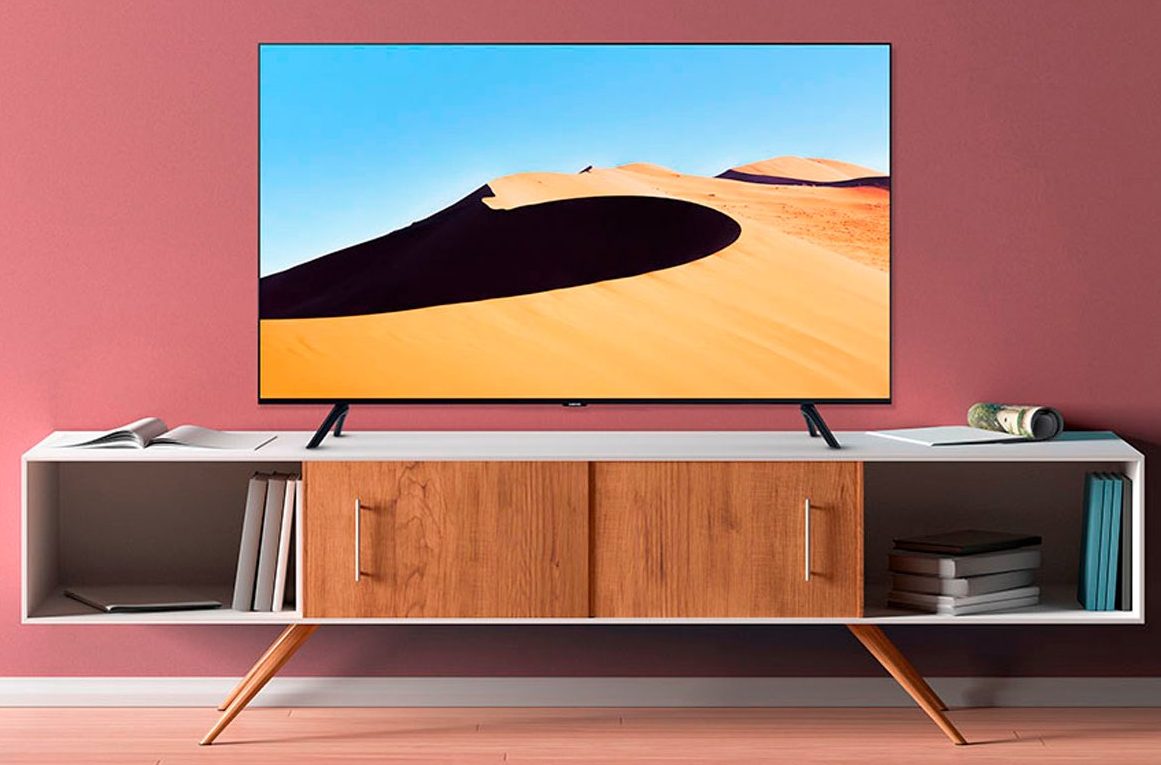 75-дюймовый светодиодный 4K Smart TV Samsung на медиа-шкафу.