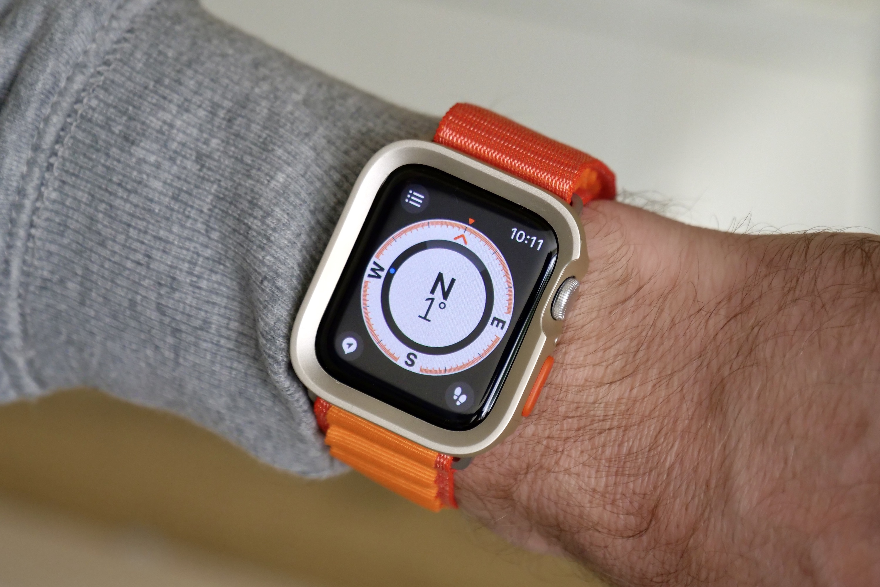 Apple Watch SE 2 com capa protetora e pulseira estilo Alpine Loop genérica.