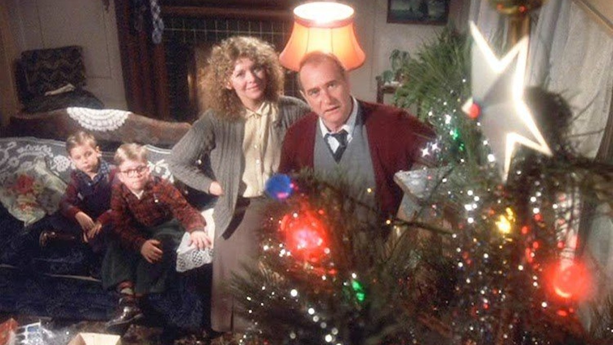 Une famille regarde un sapin de Noël dans A Christmas Story.