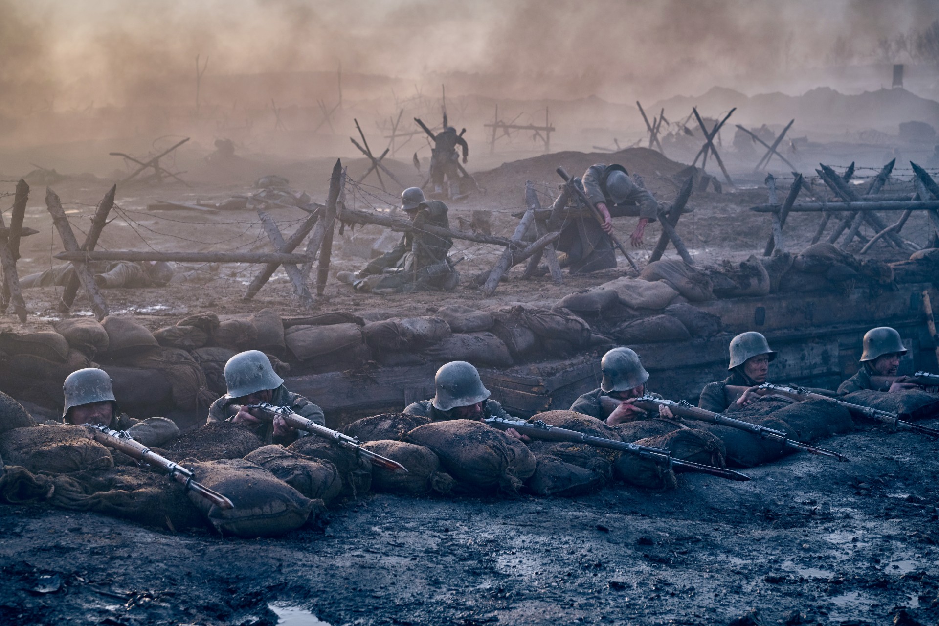 Soldaten in den Schützengräben in All Quiet an der Westfront.