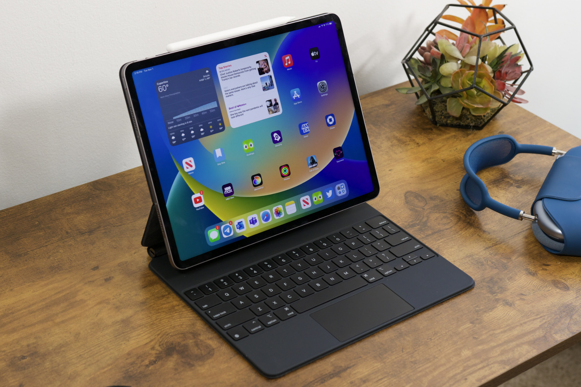 L'iPad Pro (2022) nella Magic Keyboard.