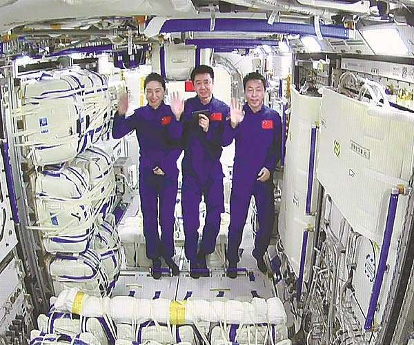 Die Shenzhou-14-Astronauten Chen Dong (C), Liu Yang (L) und Cai Xuzhe winken im Mengtian-Labormodul. 
