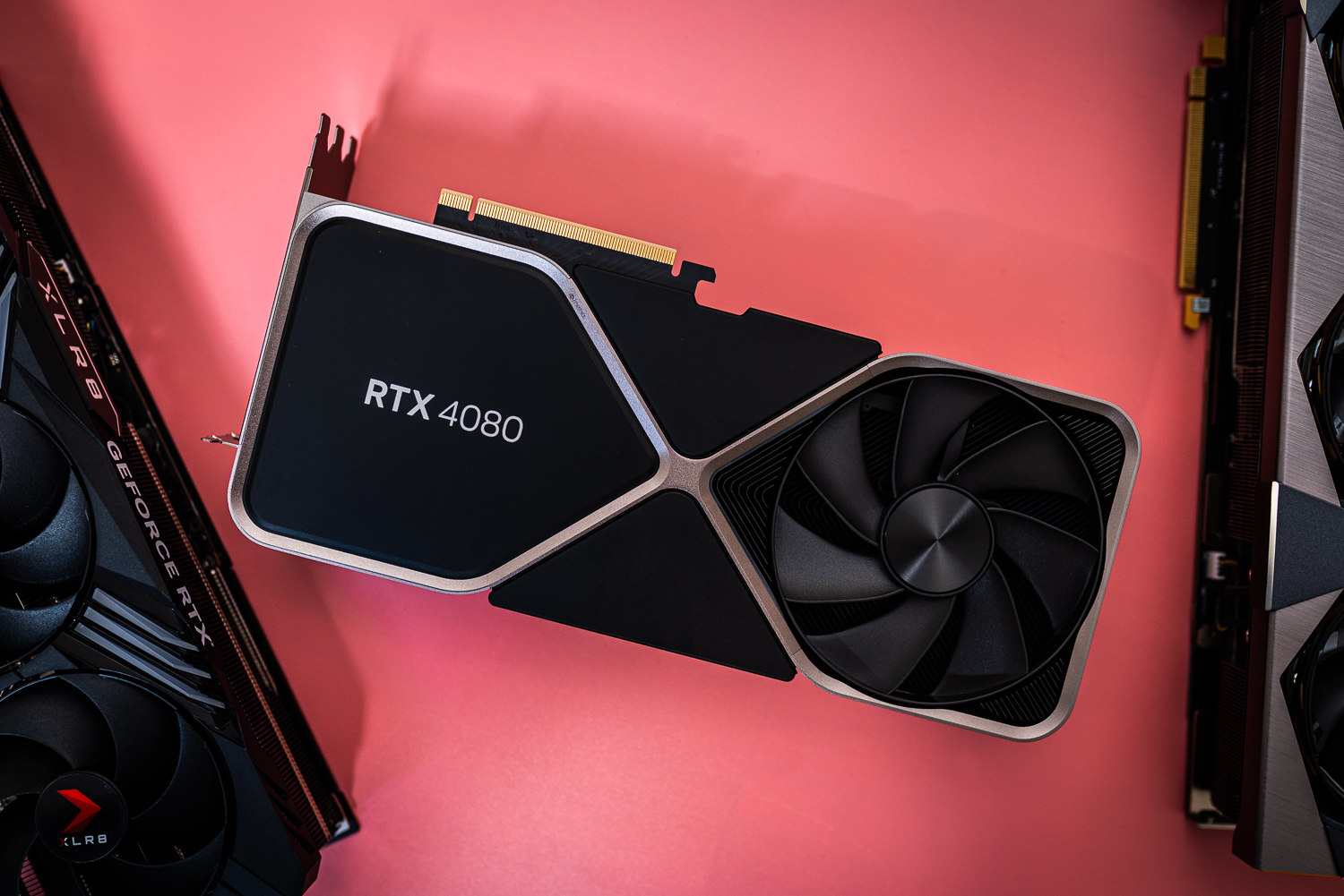 Nvidia GeForce RTX 4080 liegt auf einer rosafarbenen Oberfläche.