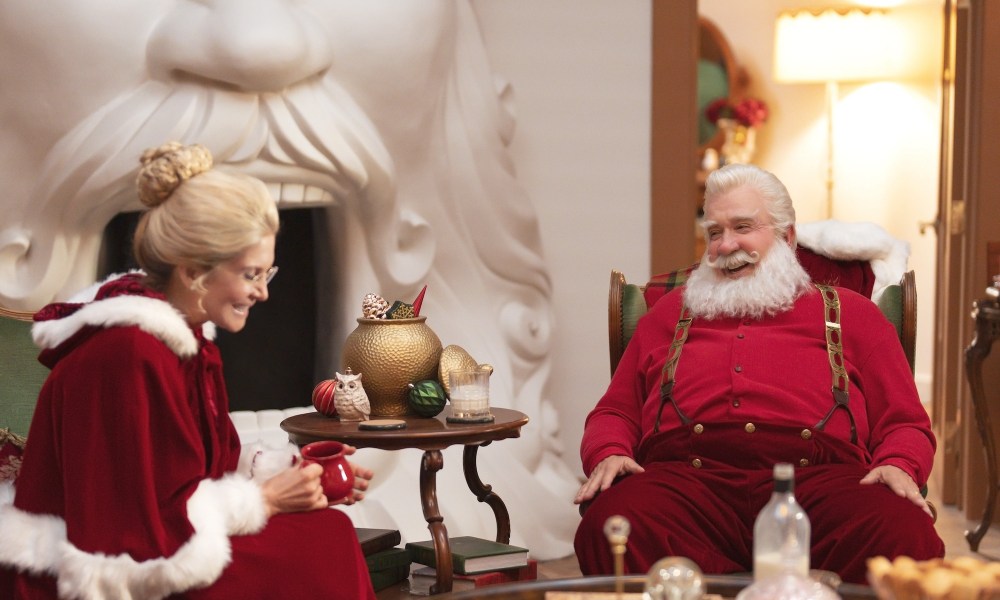 Elizabeth Mitchell and Tim Allen as Mrs. Claus and Santa Claus sit and talk in a scene from The Santa Clauses.