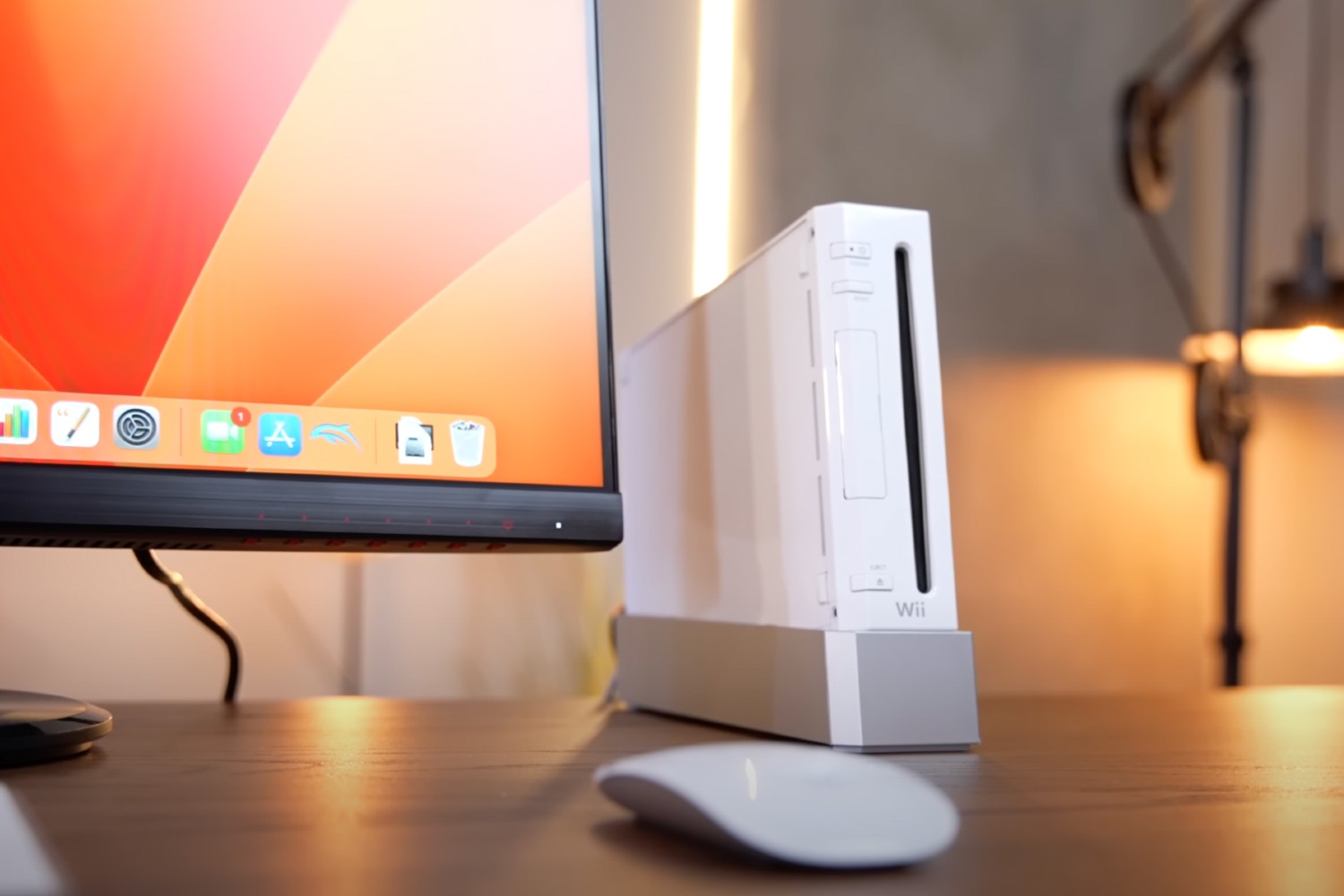 एक संशोधित निन्टेंडो Wii, एक मॉनिटर पर macOS चलाते हुए दिखाया गया है।