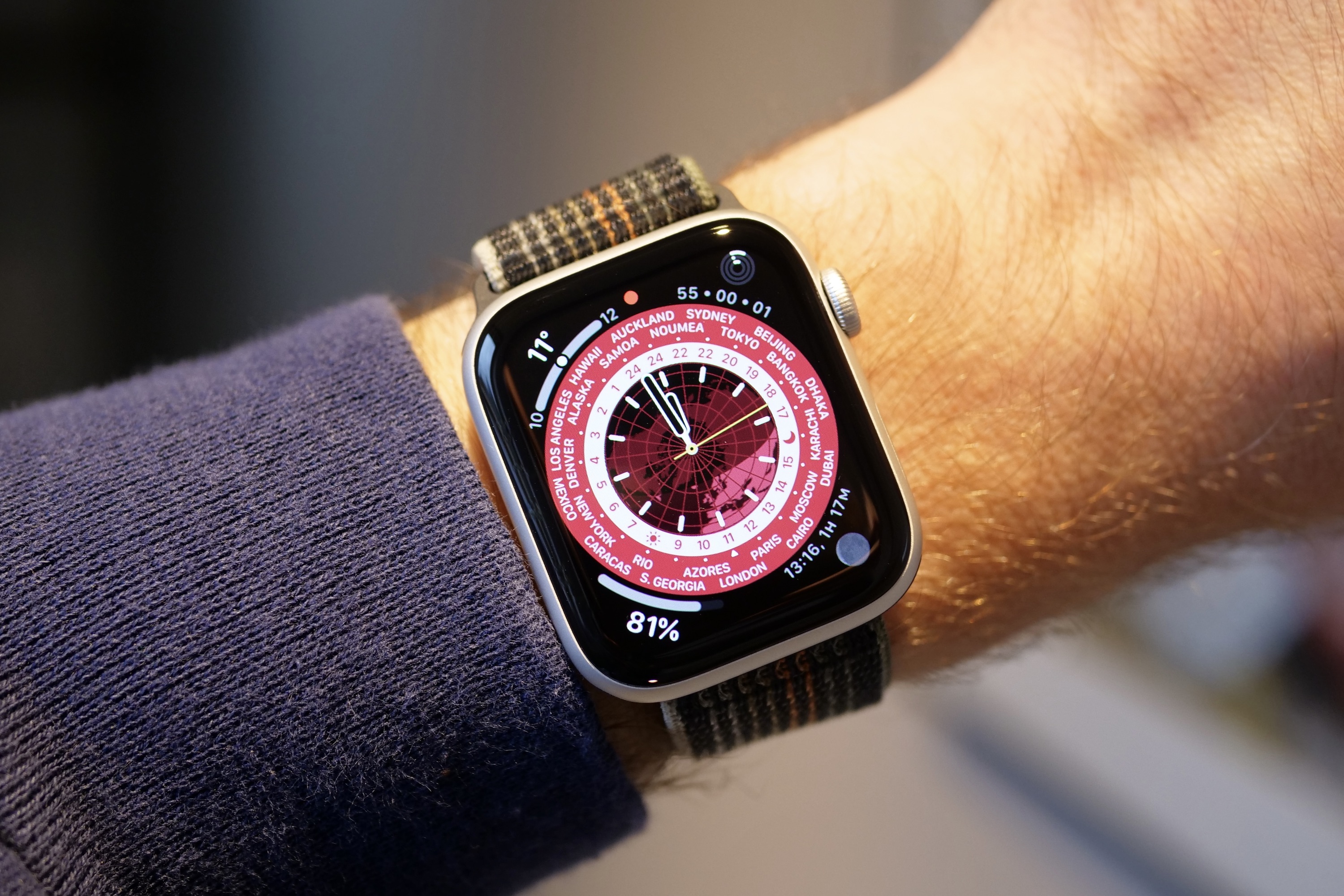 La carátula de la hora mundial que se muestra en el Apple Watch SE 2.
