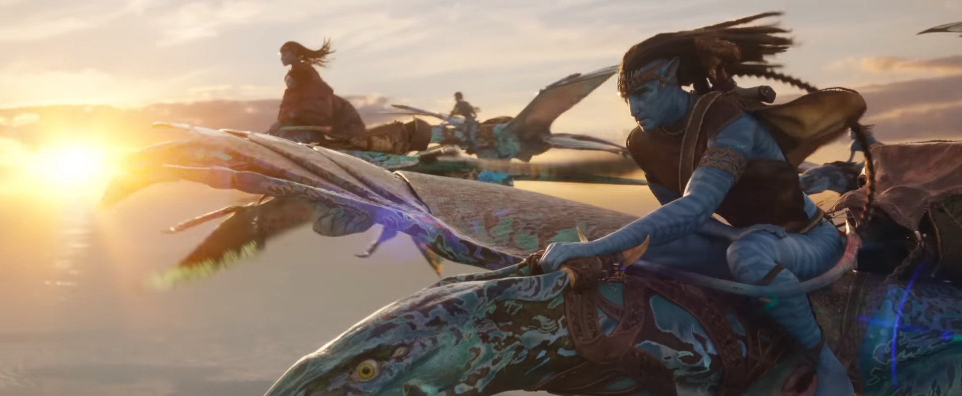 Jake y su familia volando en banshees en "Avatar: El Camino del Agua."