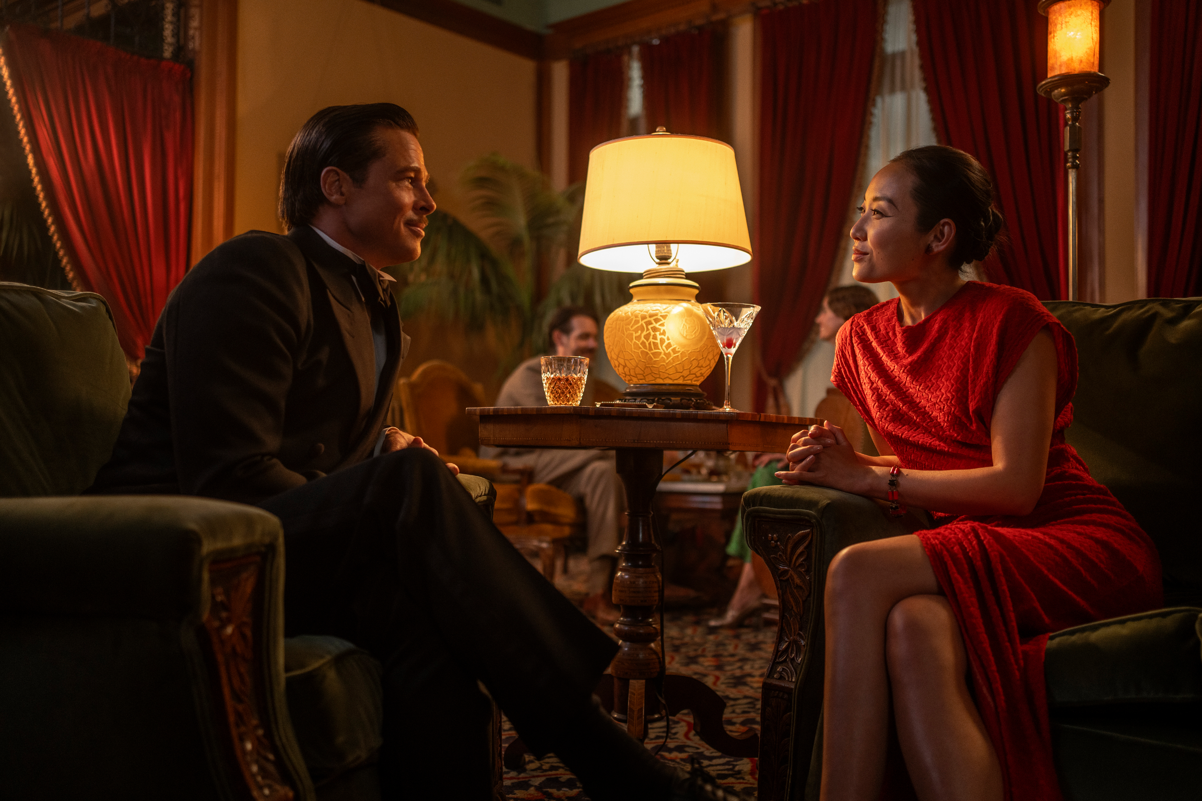 Brad Pitt sitzt Li Jun Li in Babylon gegenüber.