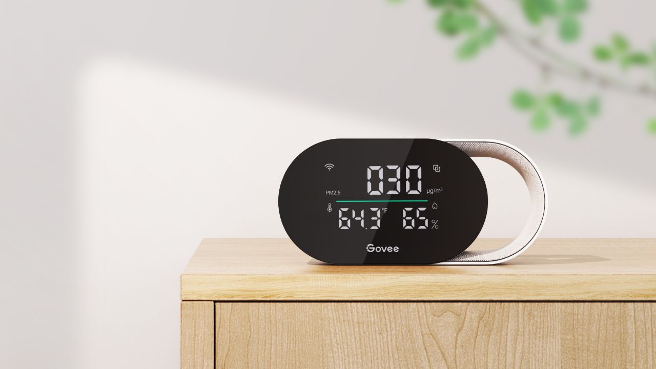 Der Govee Smart Air Quality Monitor sitzt auf einem Holzständer.