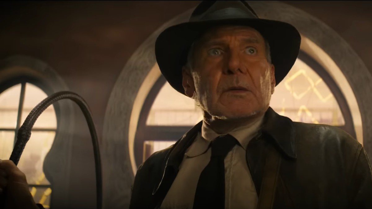 Harrison Ford tient un fouet dans une scène d'Indiana Jones 5.