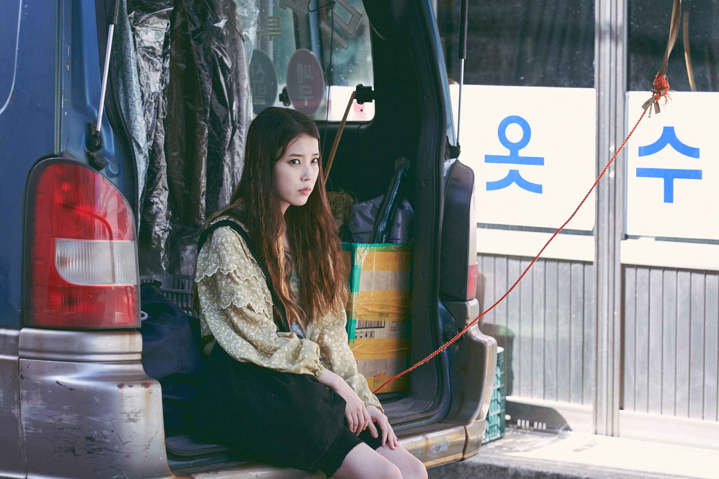 Lee Ji-eun se sienta en la parte trasera de una camioneta en Broker.