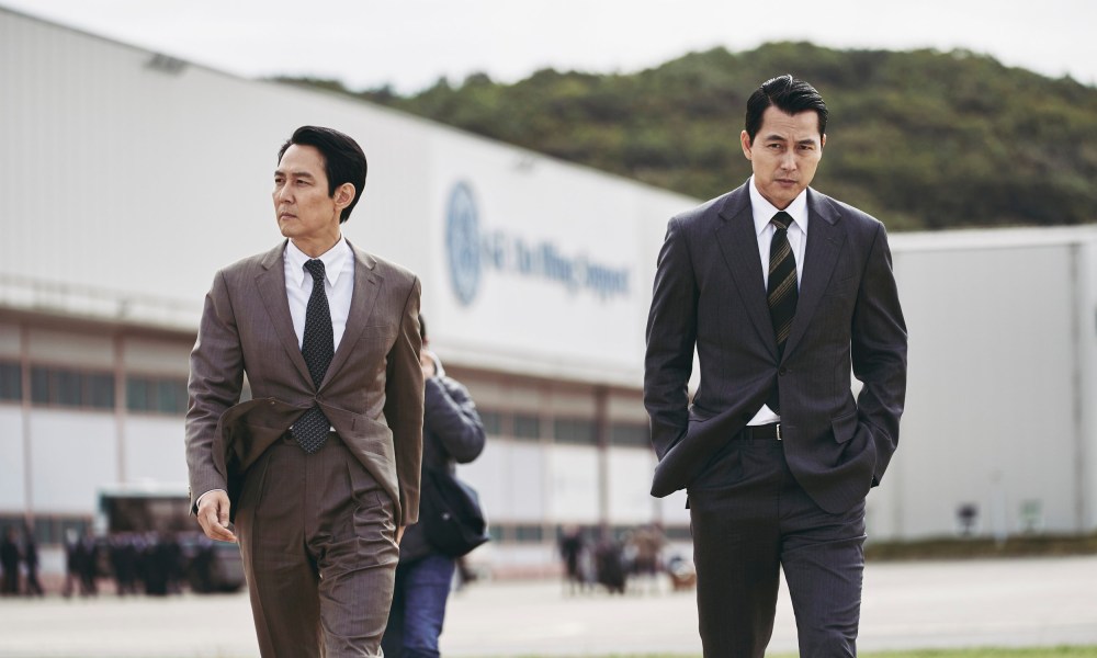 Lee Jung-jae and Jung Woo-sung walk next to each other in Hunt.