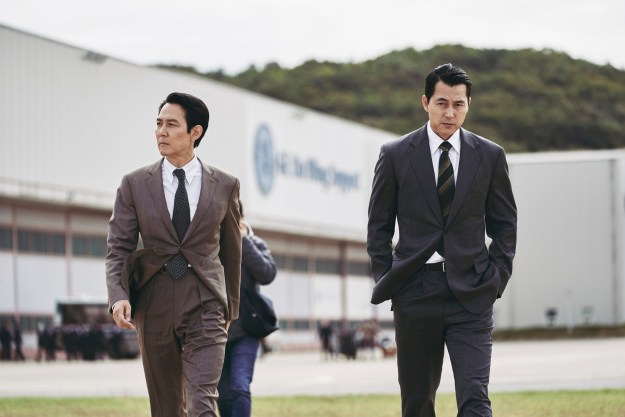 Lee Jung-jae and Jung Woo-sung walk next to each other in Hunt.