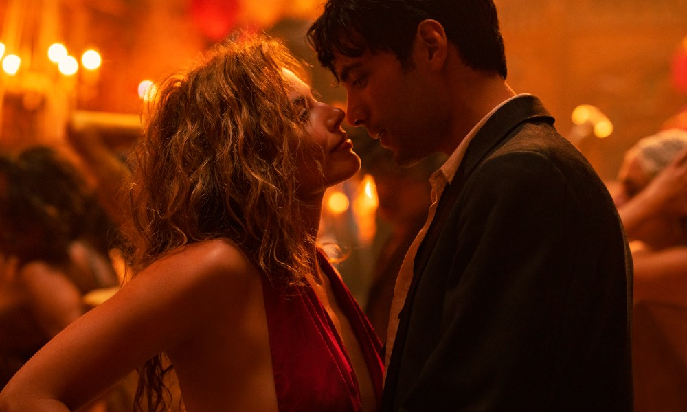 Margot Robbie dances with Diego Calva in Babylon.