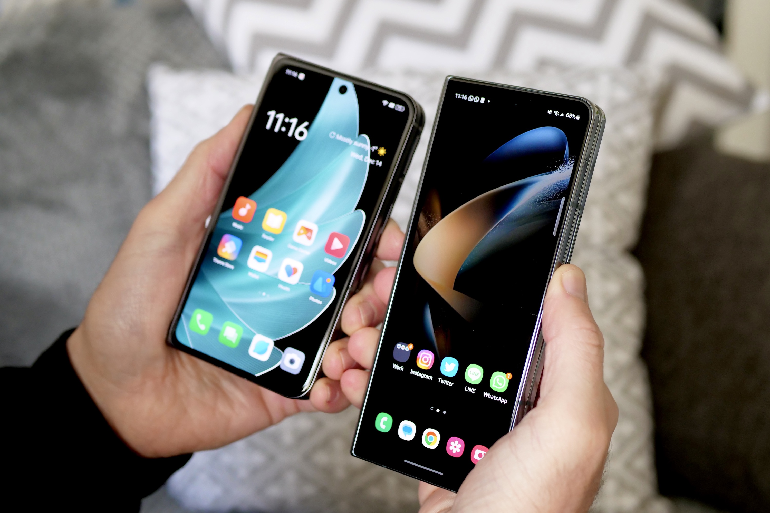 Oppo Find N2 e Galaxy Z Fold 4 com telas fechadas nas mãos de uma pessoa.