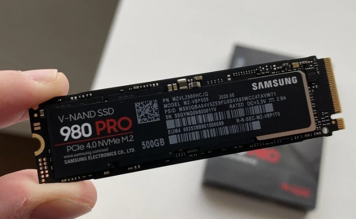 Samsung 980 Pro SSD wird in der Hand gehalten.