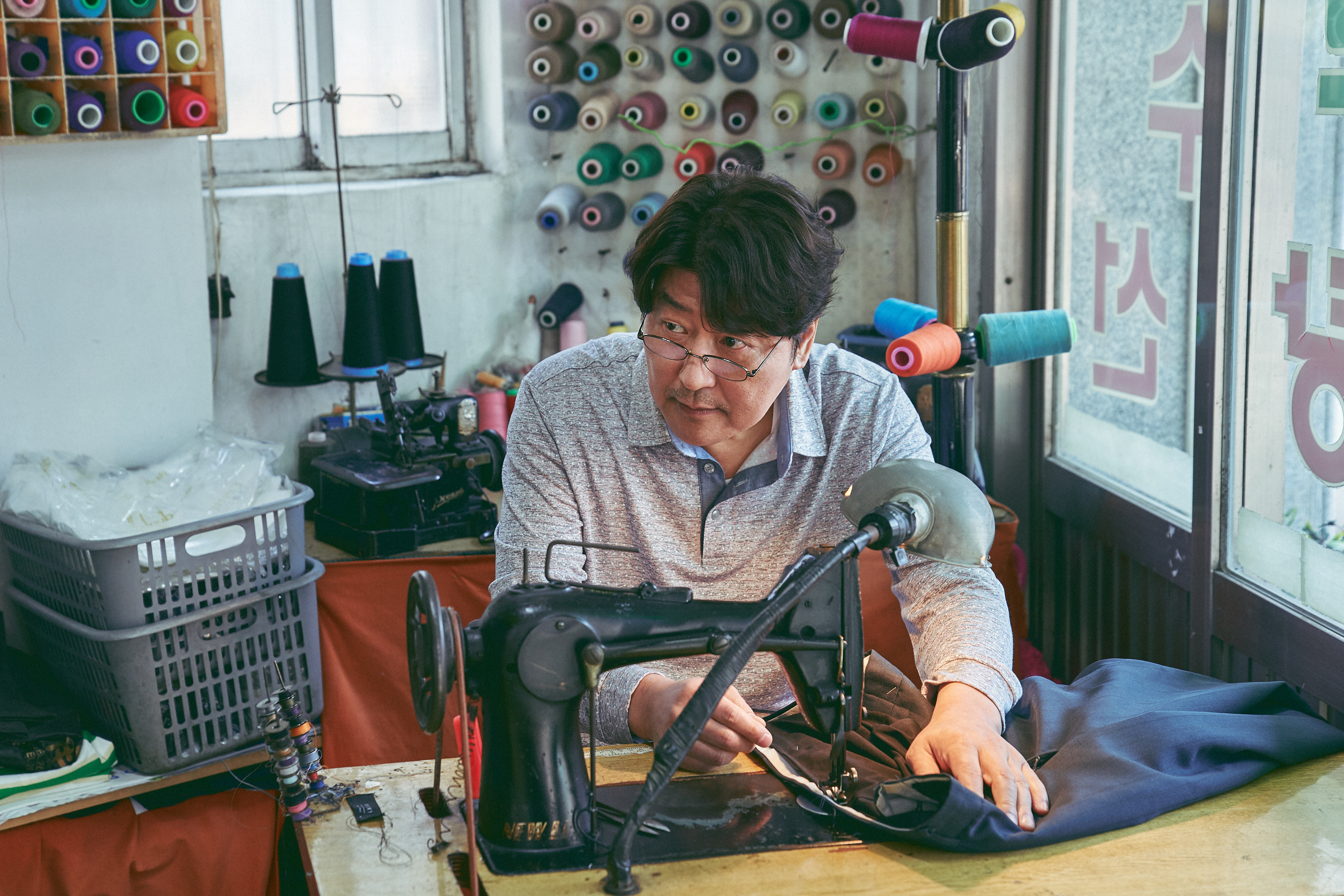 Song Kang-ho betreibt eine Nähmaschine in Broker.