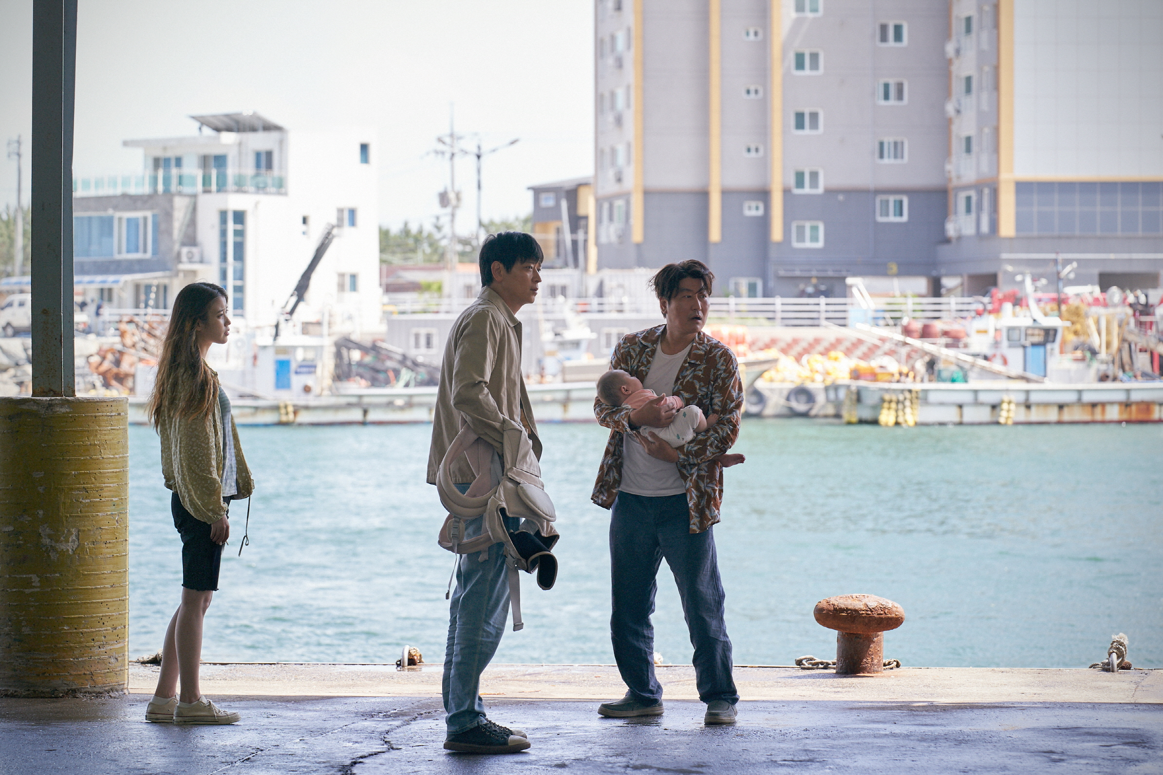 Song Kang-ho, Gang Dong-won und Lee Ji-eun stehen in Broker am Meer.