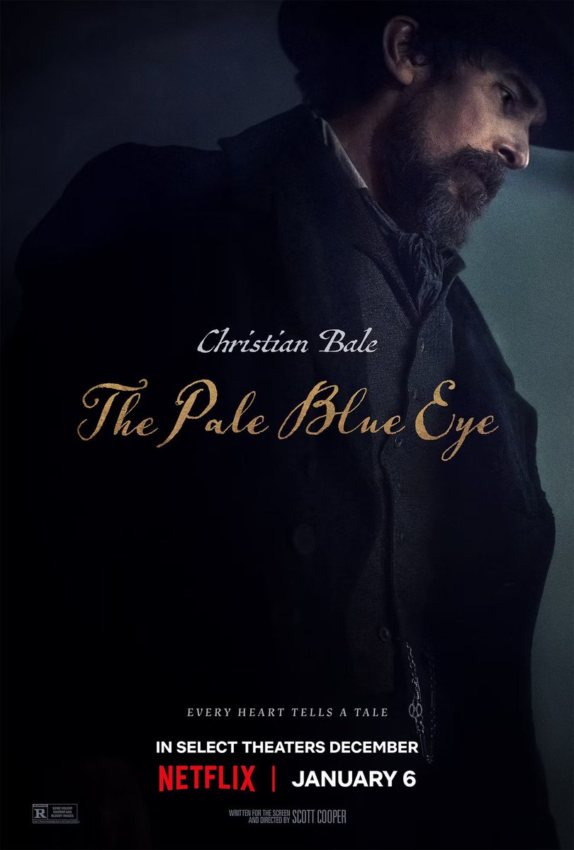 Christian Bale se tient sur l'affiche de The Pale Blue Eye.