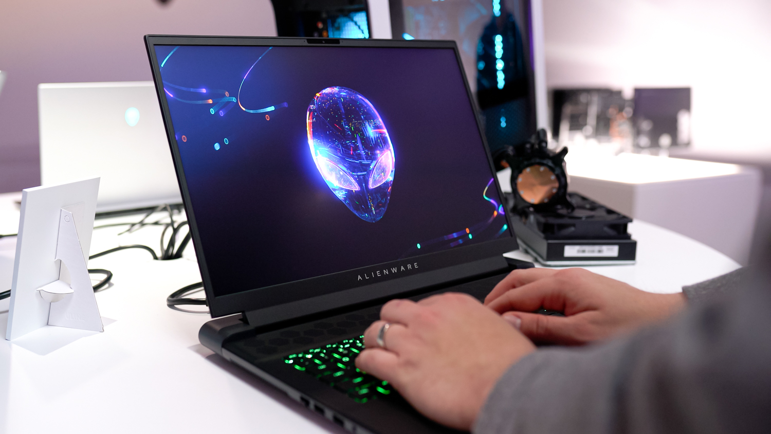 Qualcuno digita sul laptop Alienware m18.