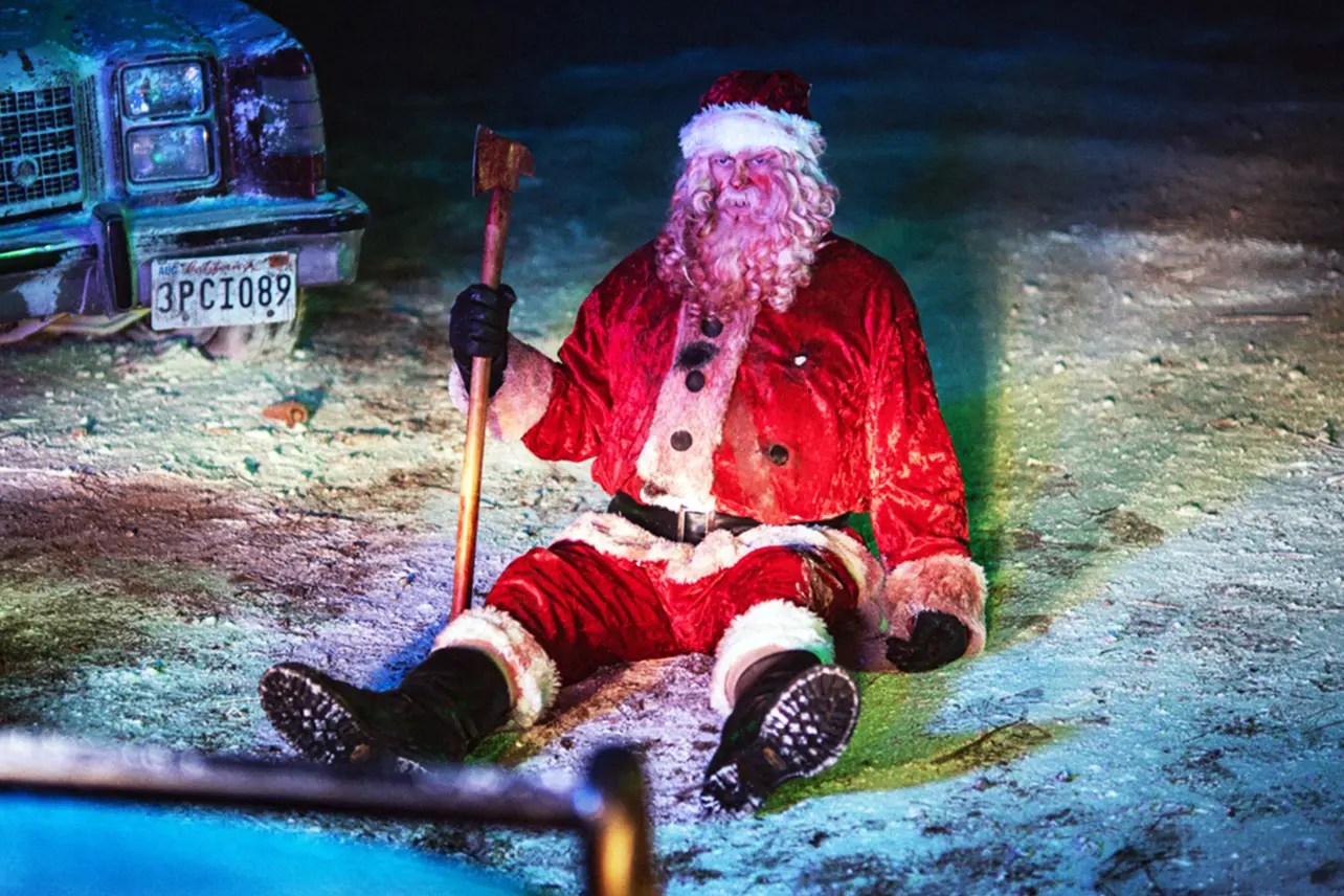 Le Père Noël est assis par terre à Noël Bloody Christmas.