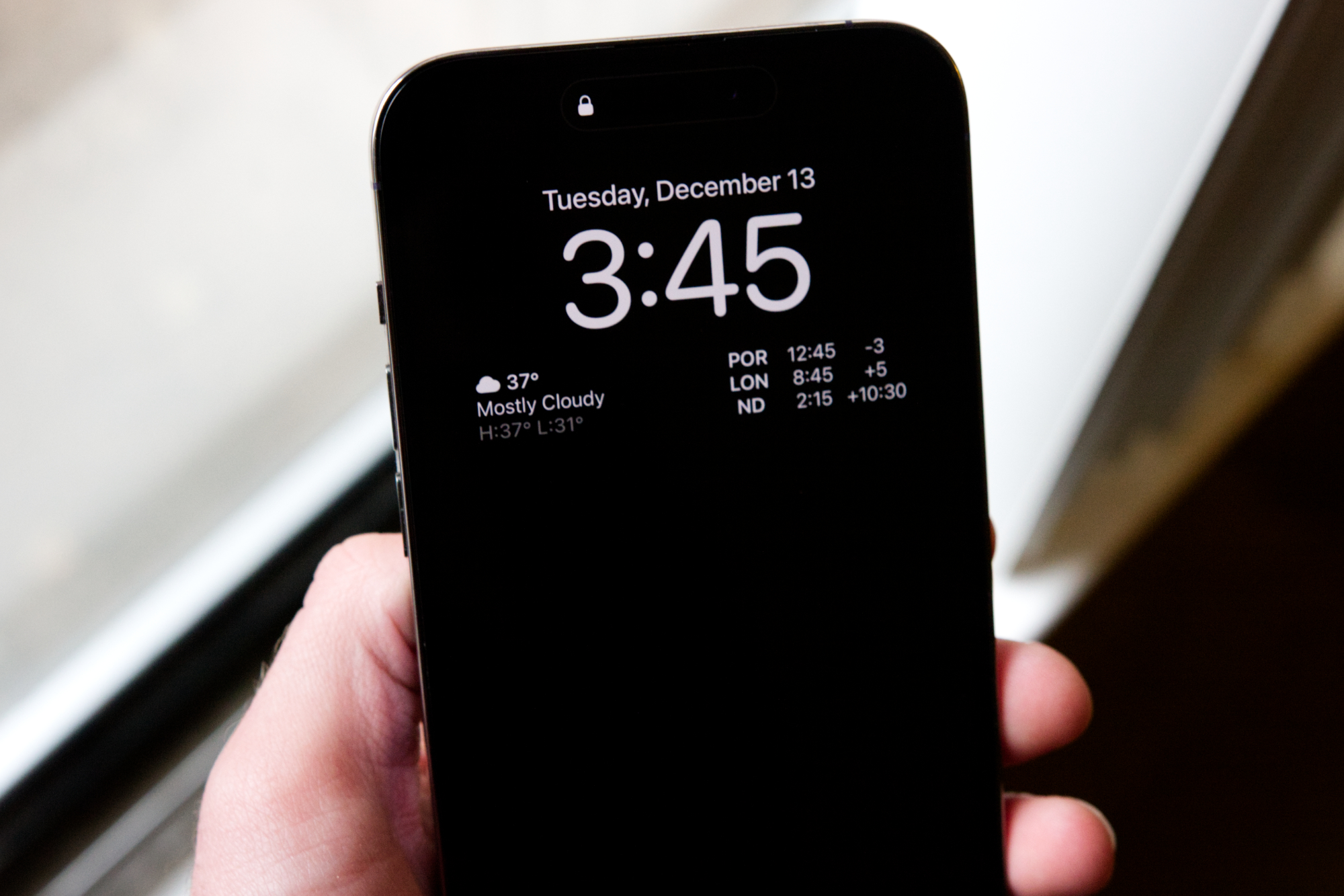 iPhone 14 Pro mit schwarzem Always-On-Bildschirm.