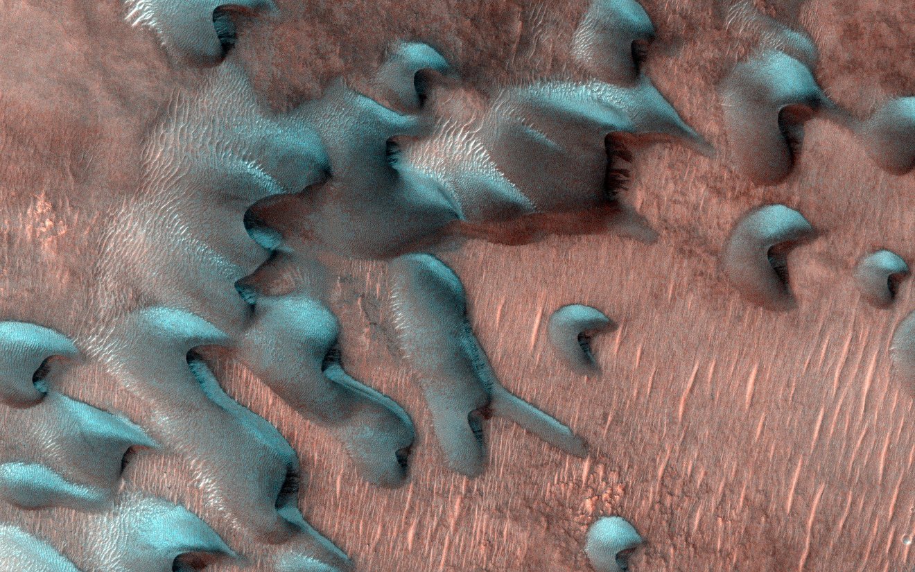La cámara HiRISE a bordo del Mars Reconnaissance Orbiter de la NASA capturó estas imágenes de dunas de arena cubiertas por escarcha justo después del solsticio de invierno.  La escarcha aquí es una mezcla de hielo de dióxido de carbono (seco) y hielo de agua y desaparecerá en unos meses cuando llegue la primavera.