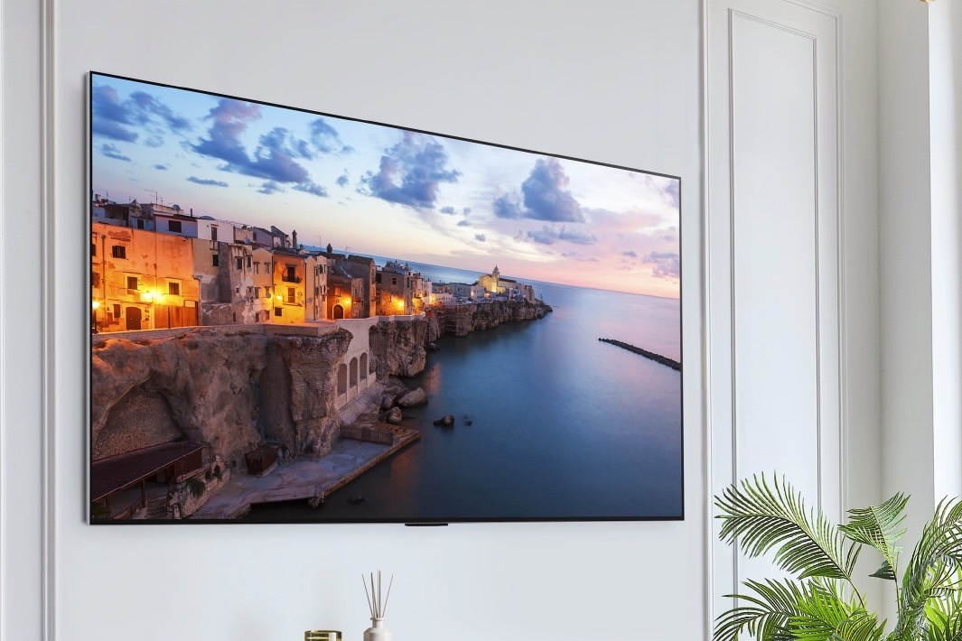 Televisor LG G3 OLED evo 4K visto montado en la pared.