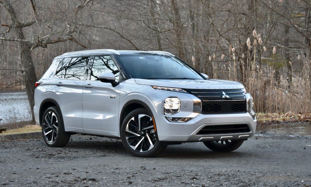 Front three quarter view of the 2023 Mitsubishi Outlander PHEV.