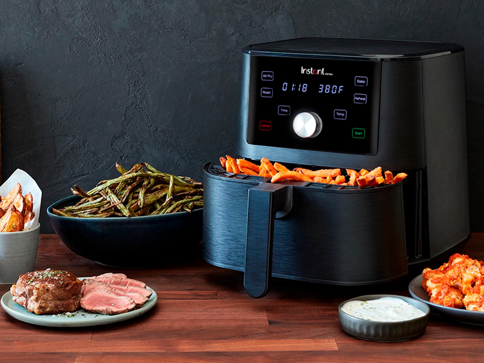 Freidora de aire Vortex Instant Pot de 6 cuartos en el mostrador con comida.